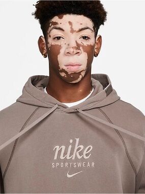 Men’s Nike Sportswear Club Terry Hooded Sweatshirt in Faded Brown Size Large